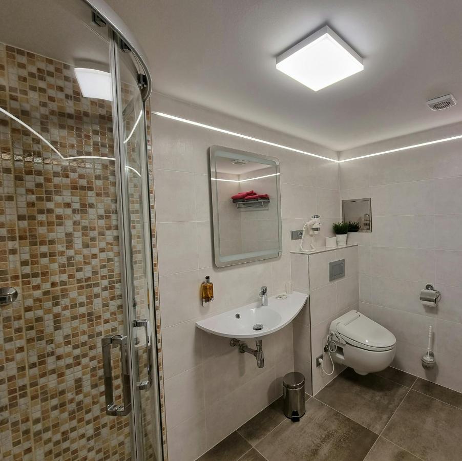 Apartmany Etenia Kadan Ngoại thất bức ảnh
